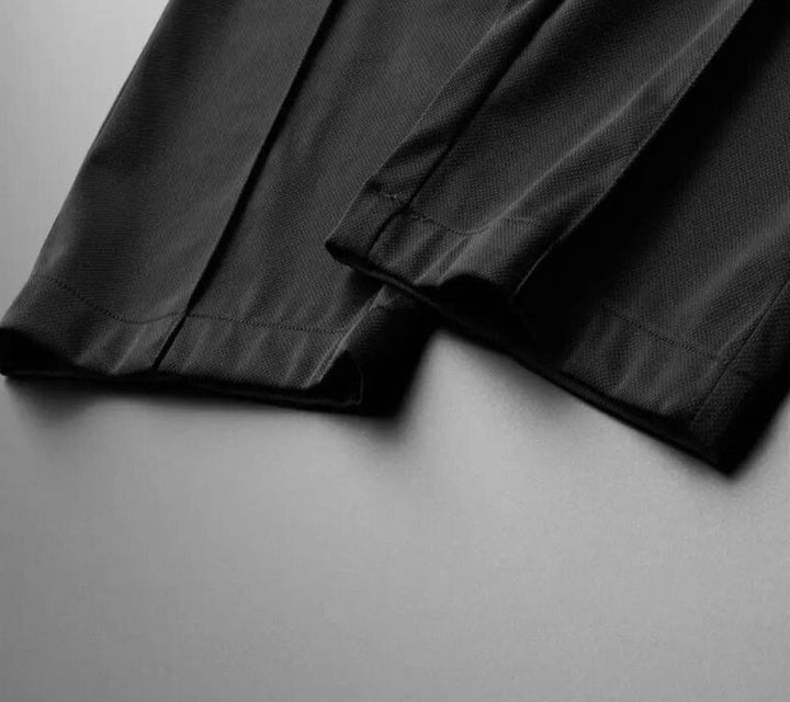 Vooraanzicht van de stijlvolle mannen tweedelige set: comfortabele polo en pantalon. Luxe zomerkleding heren.