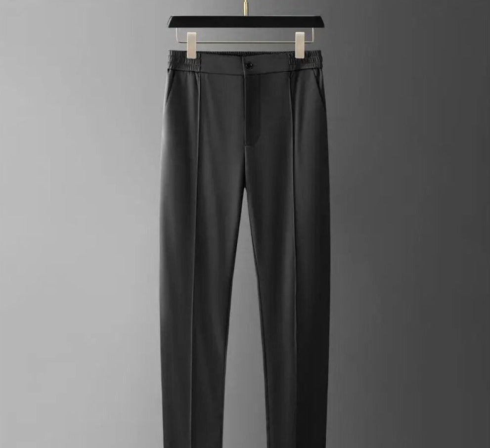 Close-up van de stijlvolle mannen polo uit de tweedelige zomerkleding set. Elegante herenmode, casual look.