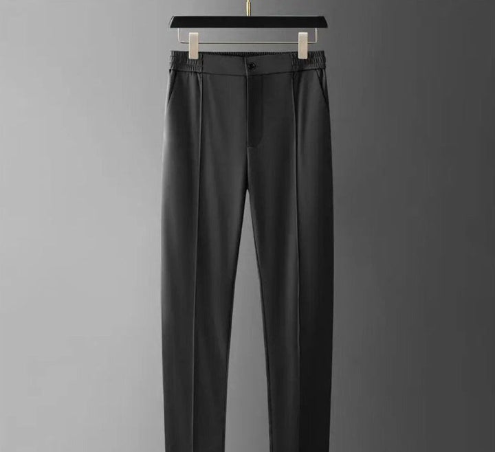 Close-up van de stijlvolle mannen polo uit de tweedelige zomerkleding set. Elegante herenmode, casual look.