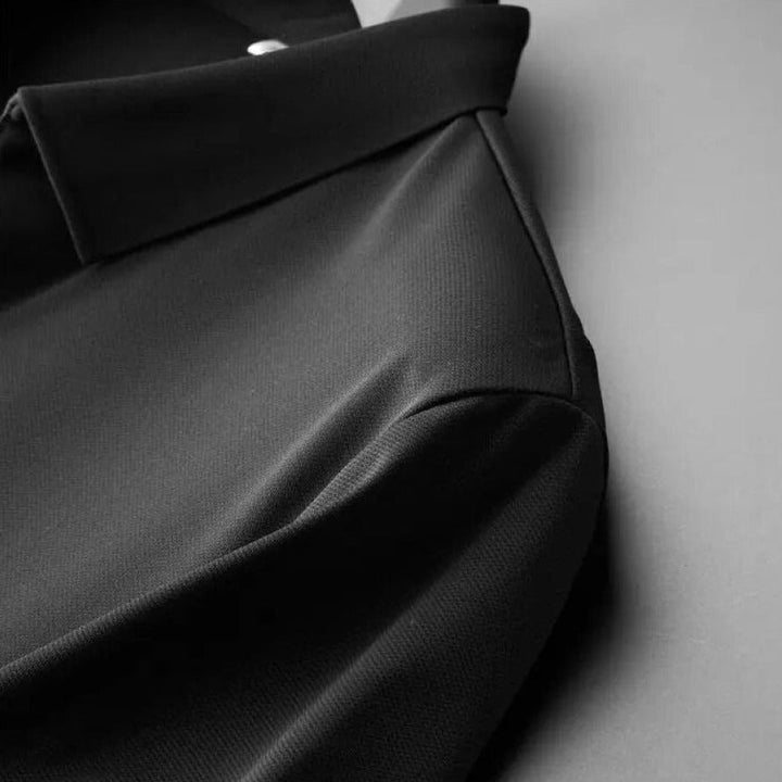 Luxe heren polo uit een comfortabele tweedelige set. Elegante casual zomerkleding voor mannen.