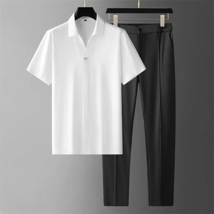 Opgevouwen luxe mannen tweedelige set: stijlvolle polo en comfortabele pantalon voor heren. Zomerkleding.