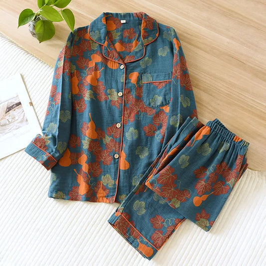 "Amandine pyjamaset voor vrouwen met elegant bloemenmotief, zachte stof, button-up top en lange mouwen voor comfort."