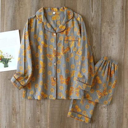 "Amandine pyjamaset voor vrouwen met elegant bloemenmotief, zachte stof, button-up top en lange mouwen voor comfort."
