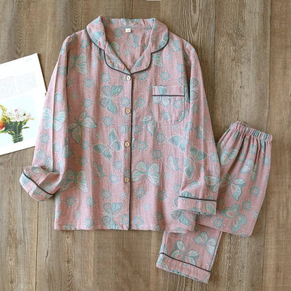 "Amandine pyjamaset voor vrouwen met elegant bloemenmotief, zachte stof, button-up top en lange mouwen voor comfort."