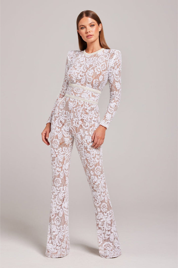 Lange, elegante dames jumpsuit met delicate kantdetails, ideaal voor chique diners of formele bijeenkomsten.