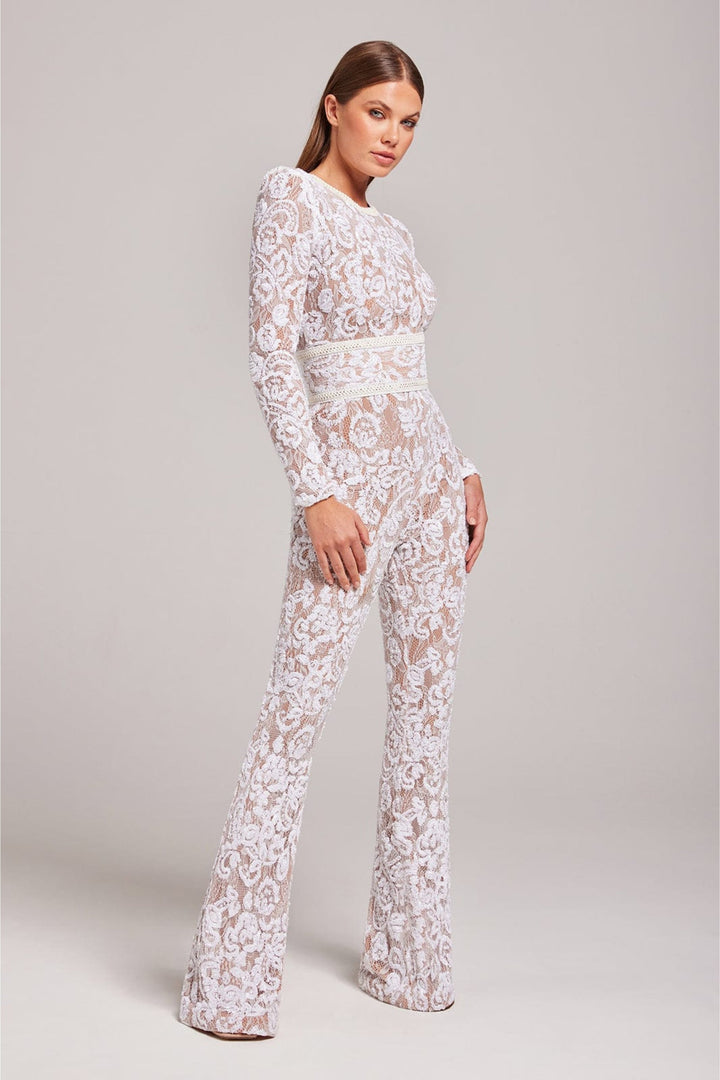 Stijlvolle zwarte jumpsuit voor dames, ideaal voor een feestelijke avondlook.