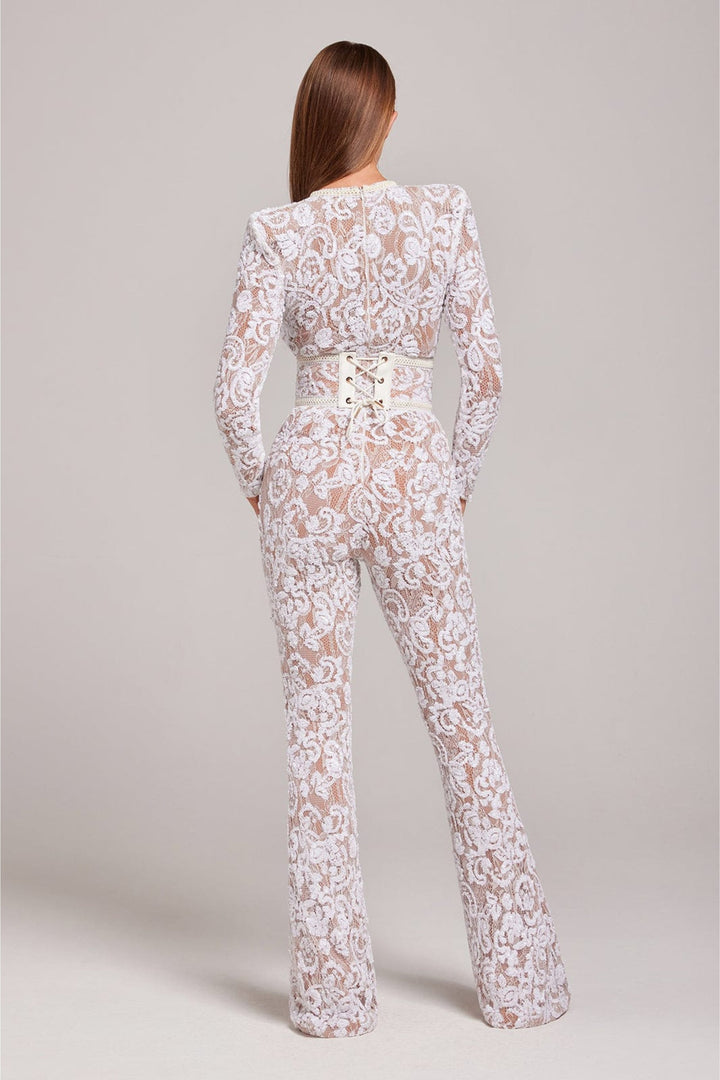 Prachtige kanten dames jumpsuit, een elegante kledingset voor feestkleding en een stijlvol avondje uit.