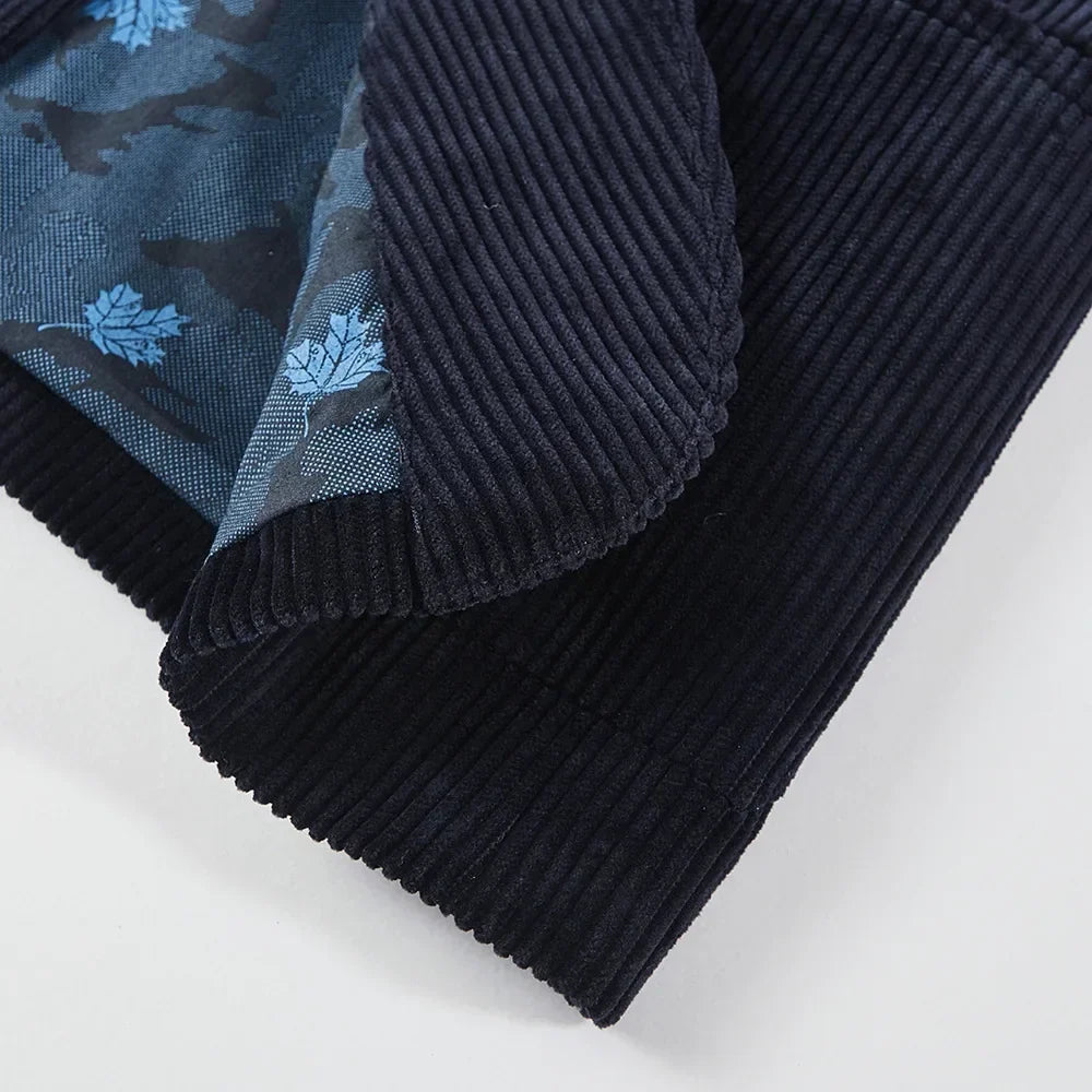 Stijlvolle heren blazer in diep marineblauw met nette knoopsluiting. Geschikt voor formele en casual outfits. Trendy colbert.