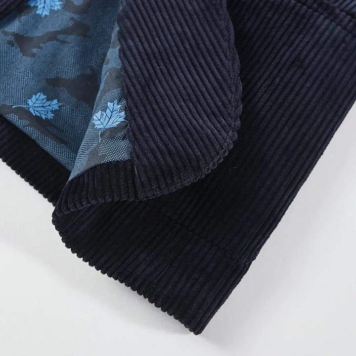 Stijlvolle heren blazer in diep marineblauw met nette knoopsluiting. Geschikt voor formele en casual outfits. Trendy colbert.