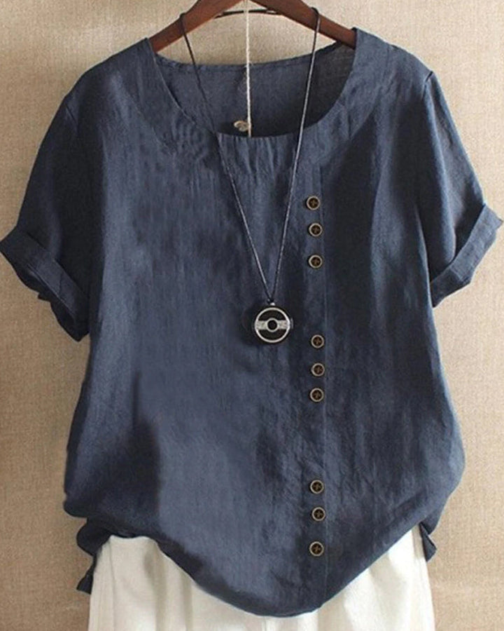 Vrolijke vrouw draagt casual dames zomerblouse met korte mouwen en knopen.