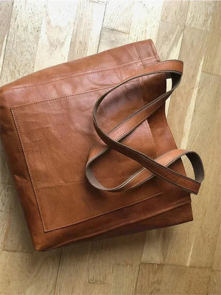 Stijlvolle vrouw draagt een zwarte leren handtas, ideaal als schoudertas, elegant accessoire voor elke outfit.