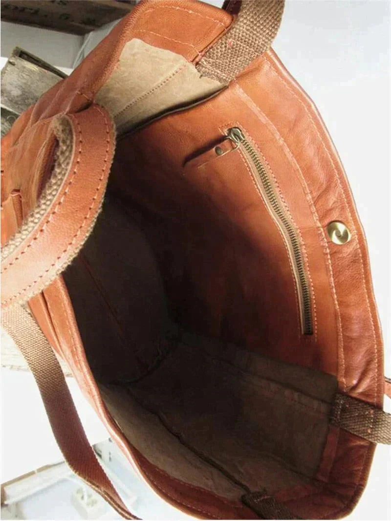 Interieur van een open donkerbruine PU leren handtas, toont de ruime indeling voor je essentials.