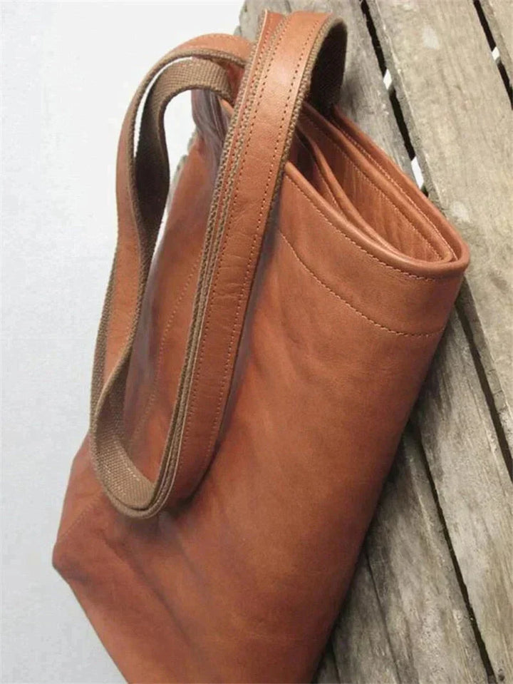 Tijdloze bruine leren damestas, multifunctioneel als handtas of schoudertas, een essentieel accessoire.