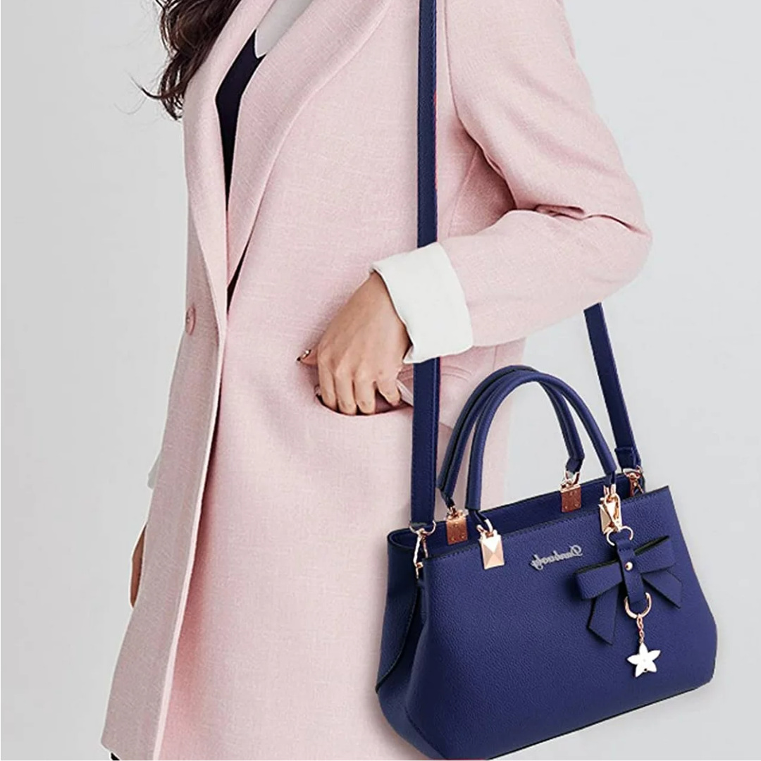 Detail van de charmante strik op een roze dames crossbody tas, elegant en van hoogwaardig kunstleer.