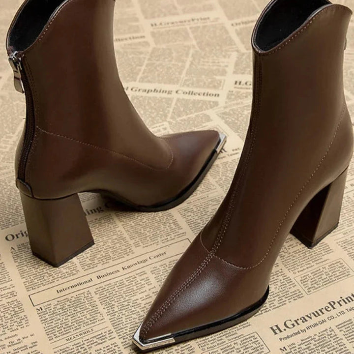 Trendy orthopedische enkellaarzen: comfort, stijl en ondersteuning in bruin of zwart, geschikt voor dames.