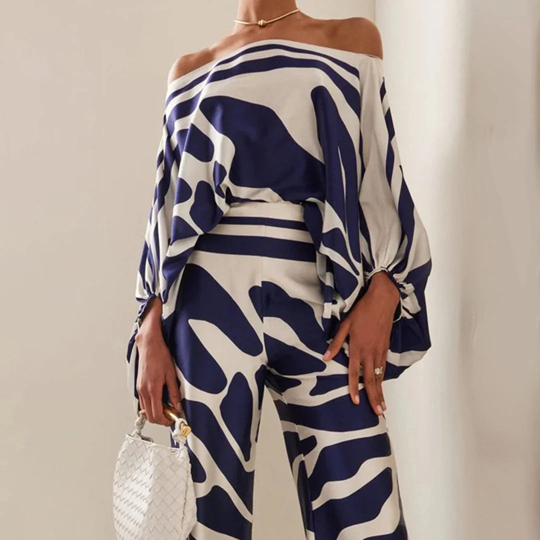 Casual blauwe off-shoulder dames set met wijde pijpen broek. Modieuze zomerse outfit, comfortabel en veelzijdig.