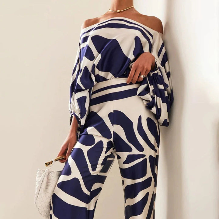 Comfortabele tweedelige dames kleding set met off-shoulder top en wijde pijpen. Elegant voor zomerse avonden.