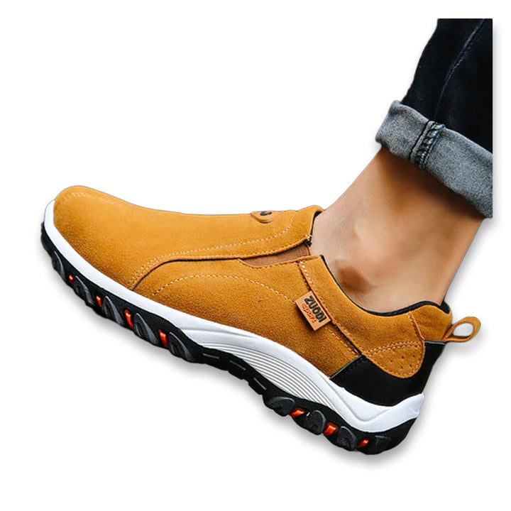 Zijprofiel van stijlvolle heren loafers, modern design met naadloze afwerking voor een elegante en comfortabele look.