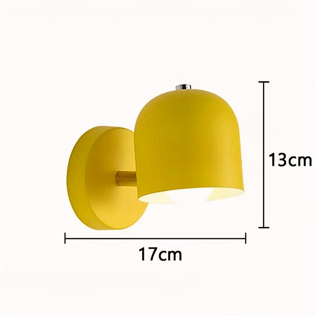 Kleurrijke Scandinavische wandlamp van metaal. Geeft sfeervol licht, perfect als modern accent in elk interieur.