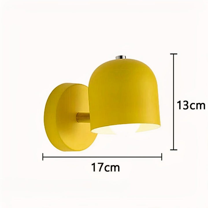 Kleurrijke Scandinavische wandlamp van metaal. Geeft sfeervol licht, perfect als modern accent in elk interieur.