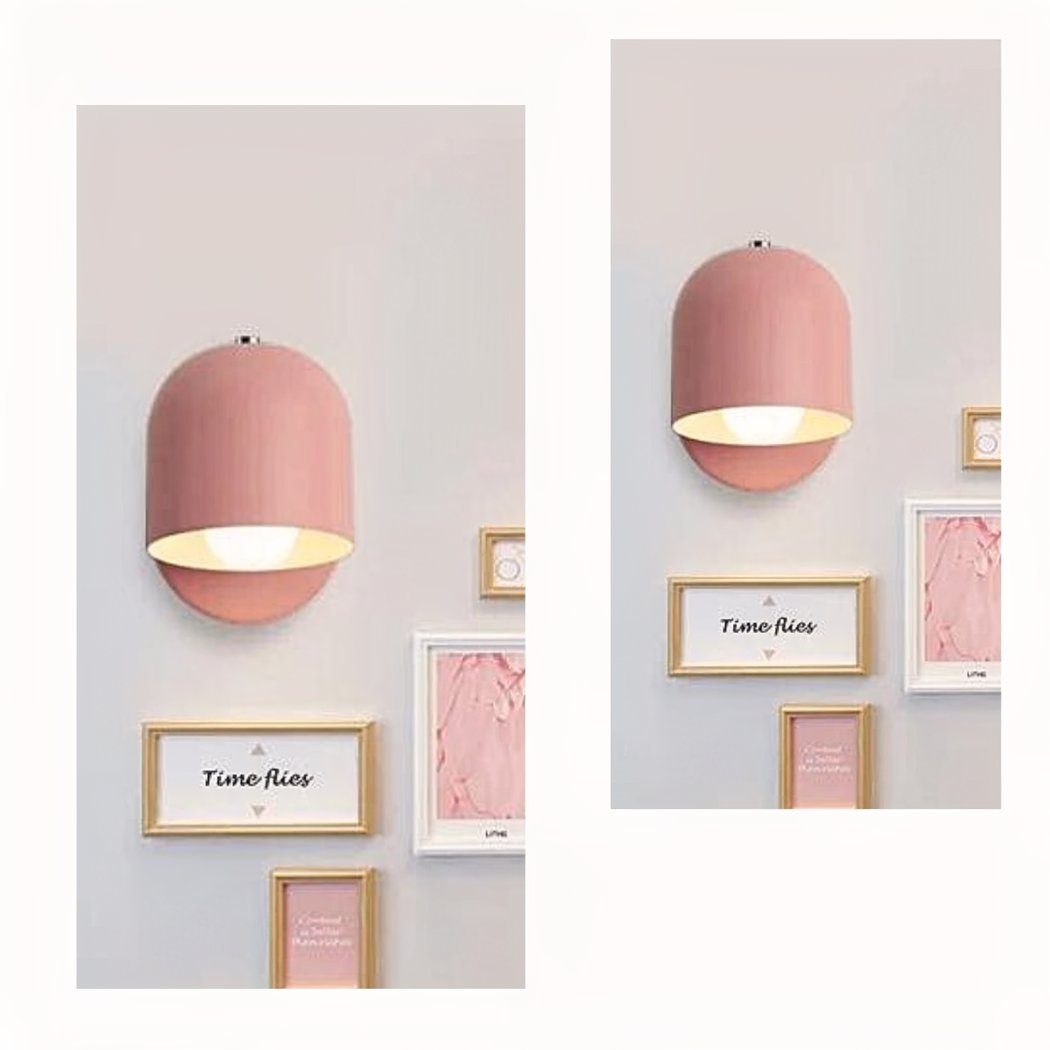 Strakke moderne wandlamp met Scandinavisch design. Kleurrijk metalen armatuur voor sfeervolle verlichting in huis.