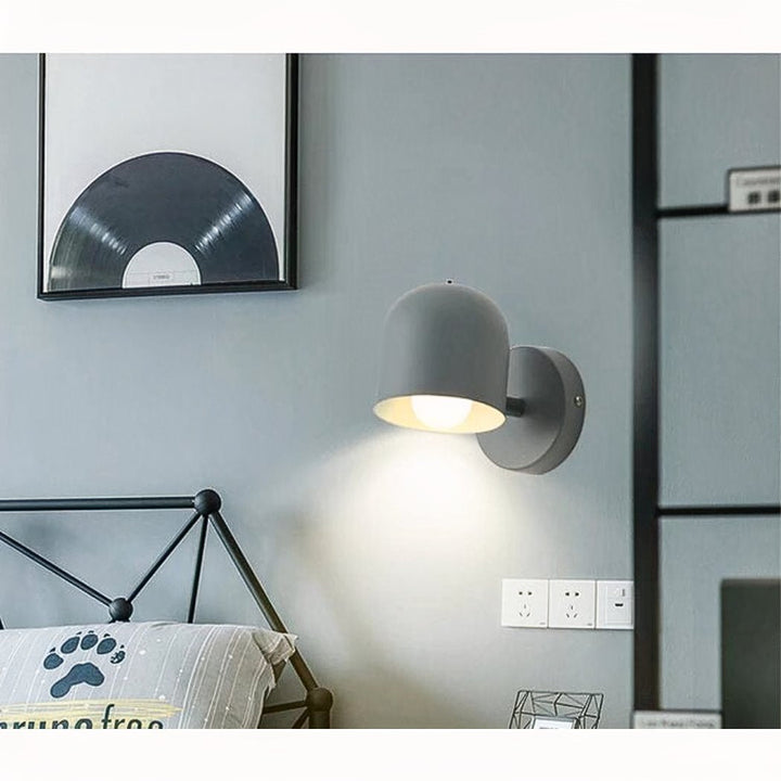 Sfeervolle wandlamp in Scandinavische stijl. Deze moderne, kleurrijke designlamp van metaal verrijkt elk interieur.