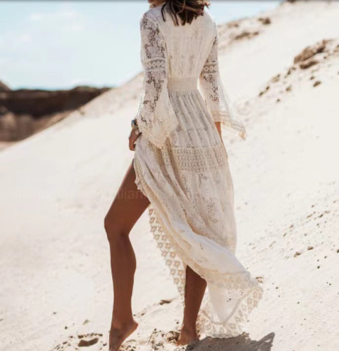 Witte/beige dames boho maxi jurk Elvira met elegante V-hals, subtiele franjes en losse pasvorm. Perfect voor festivals.