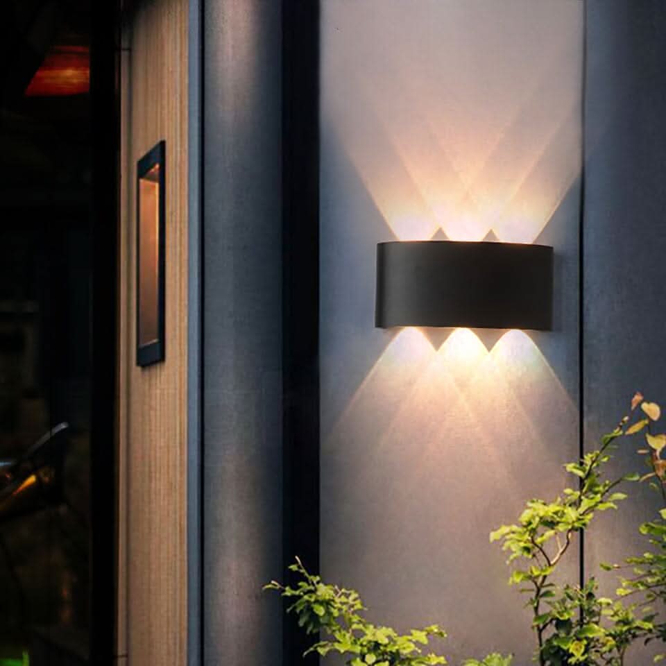 Moderne zwarte LED buitenwandlamp voor stijlvolle gevelverlichting, waterdicht en energiezuinig.