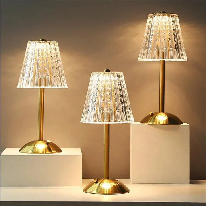 Moderne LED tafellamp met kristallen kap en gouden voet, touch bediening voor sfeerlicht.