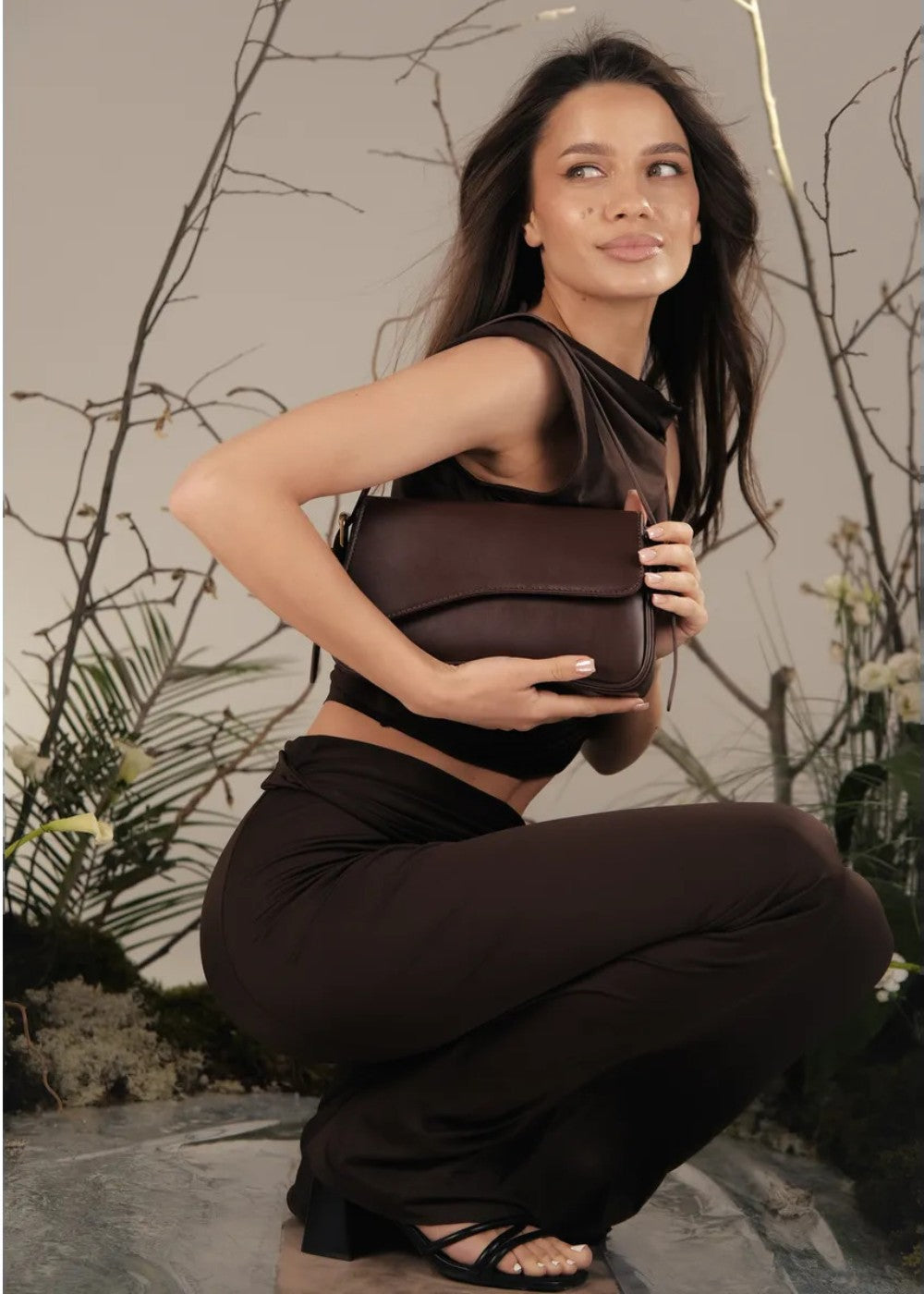 Bruine elegante dames schoudertas van synthetisch leer, minimalistisch design, ideaal als handtas.