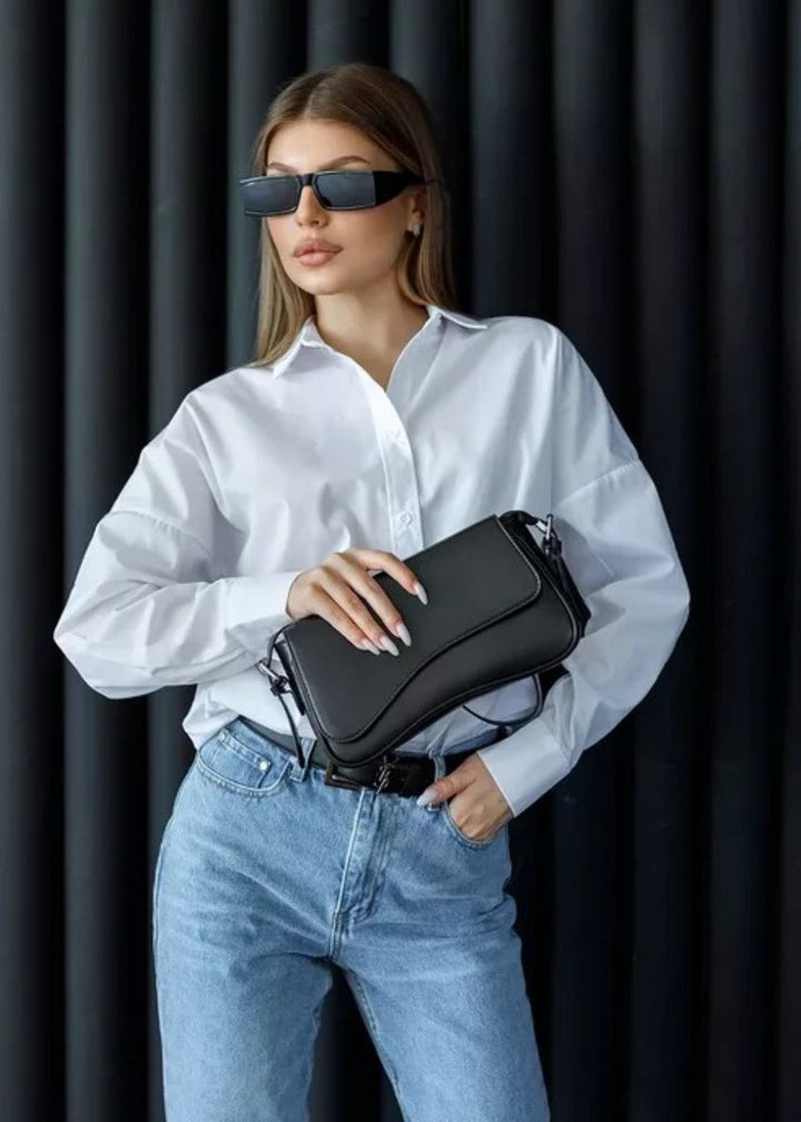 Zwarte minimalistische dames schoudertas van synthetisch leer, stijlvol als handtas of crossbodytas.