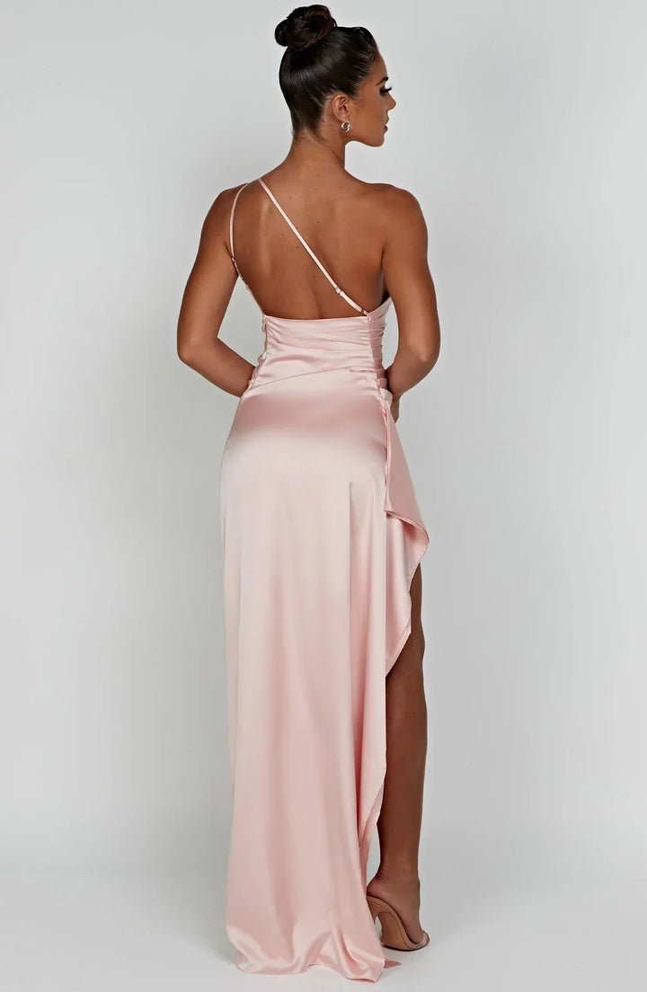 Feestjurk dames: één-schouder design met een hoge split en elegante plooien.