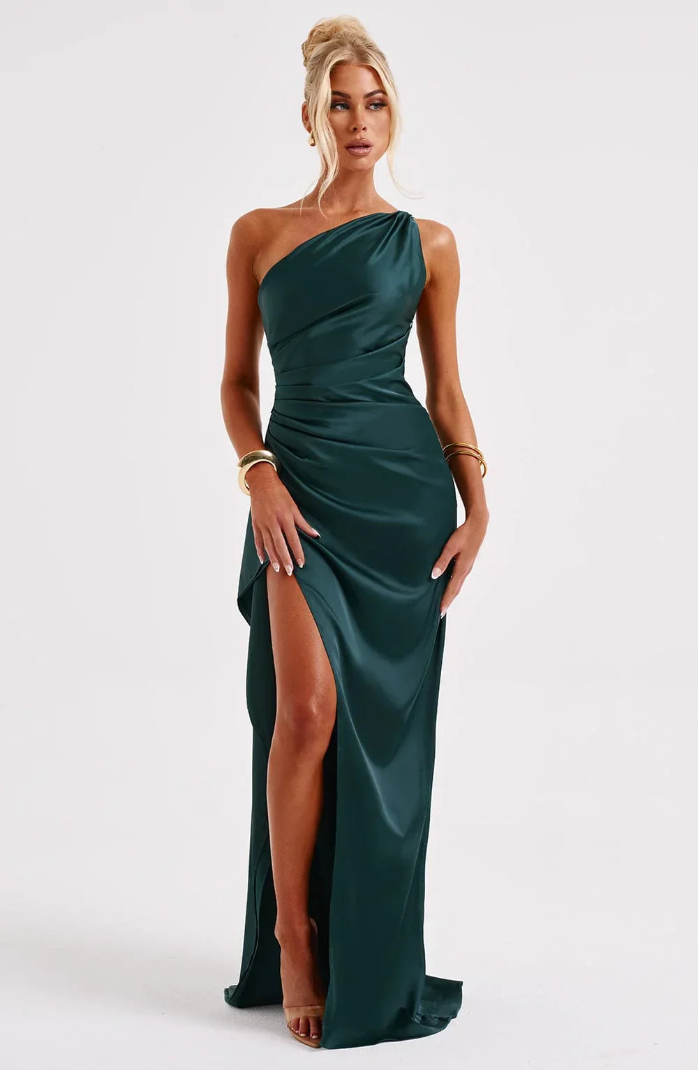 Elegante damesjurk: één-schouder, geplooid detail en een hoge split, ultieme glamour.