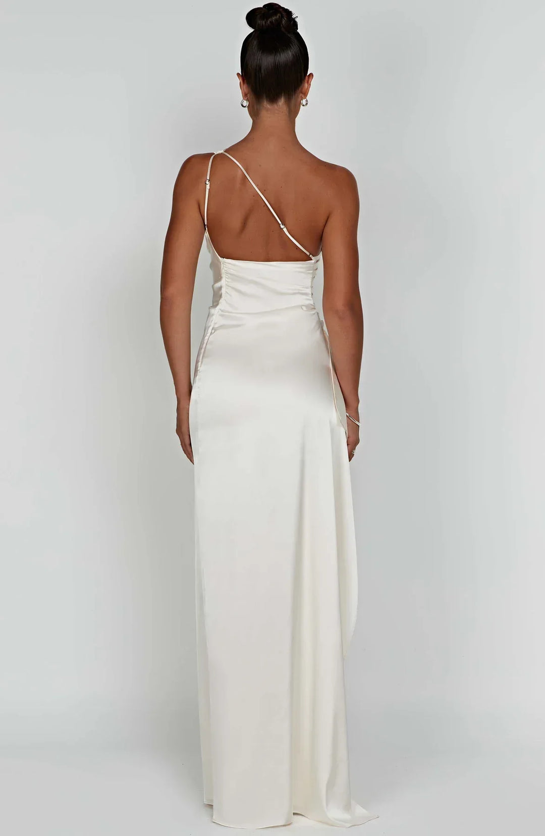 Zomerse avondlook: dames één-schouder splitjurk met geplooide accenten.