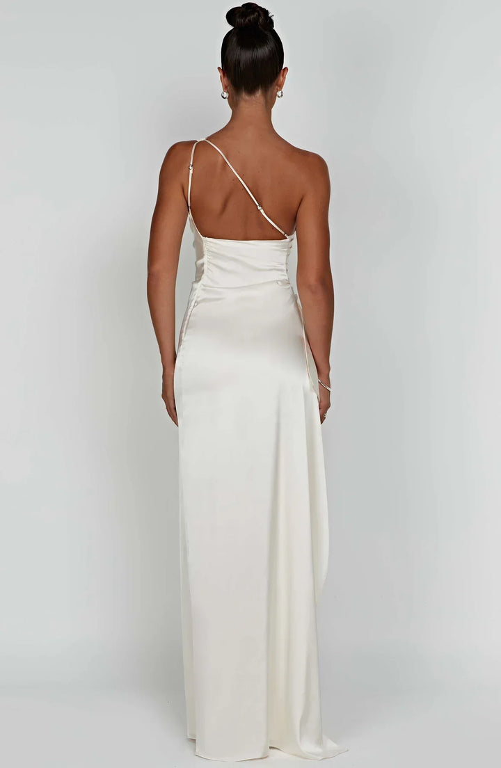 Zomerse avondlook: dames één-schouder splitjurk met geplooide accenten.