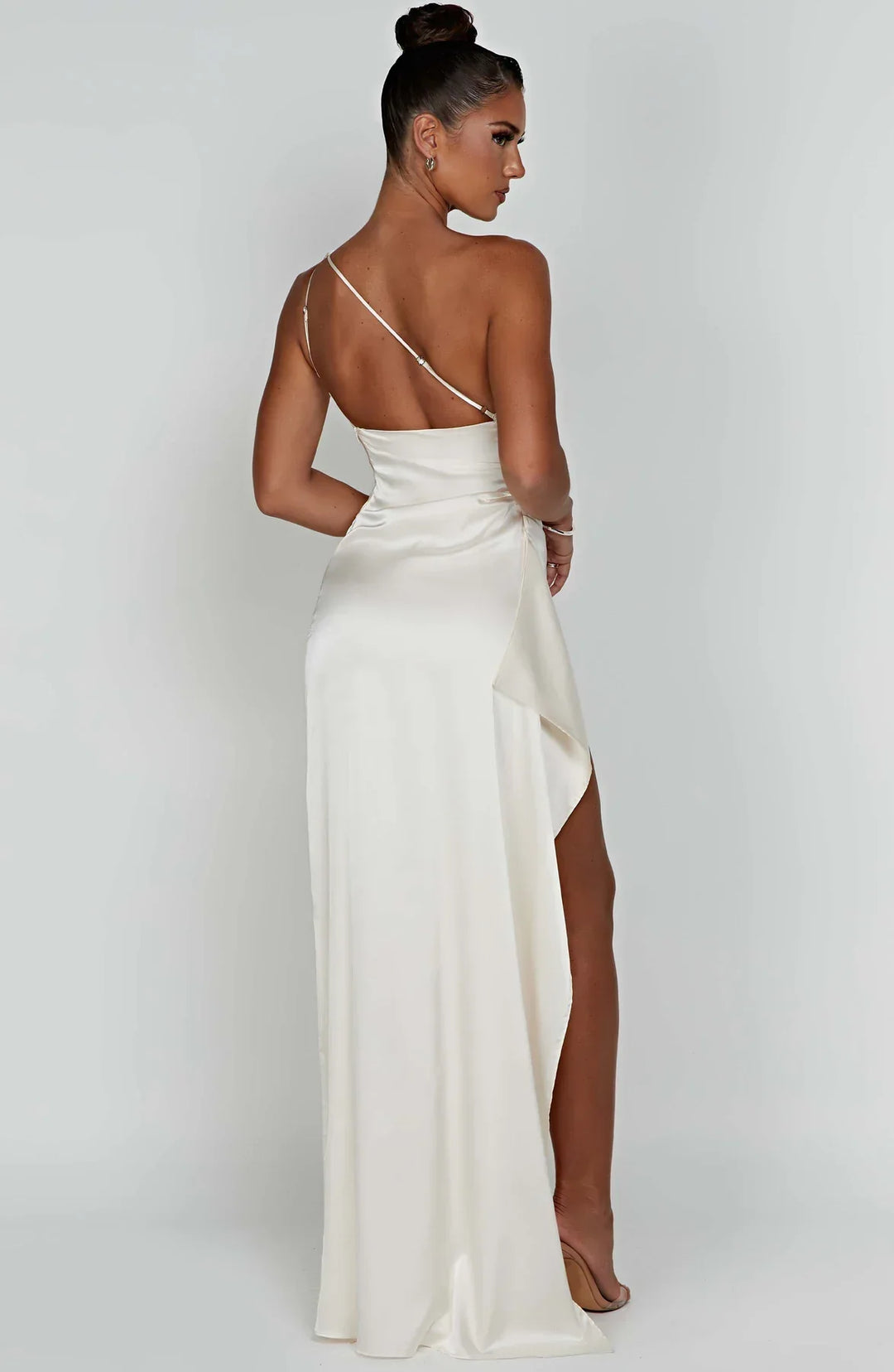 Elegante damesjurk met één blote schouder, plooien en een verleidelijke hoge split.