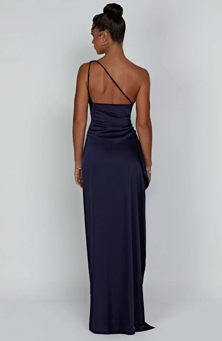 Elegantie ten top: dames één-schouder splitjurk met verfijnde plooien voor avond.