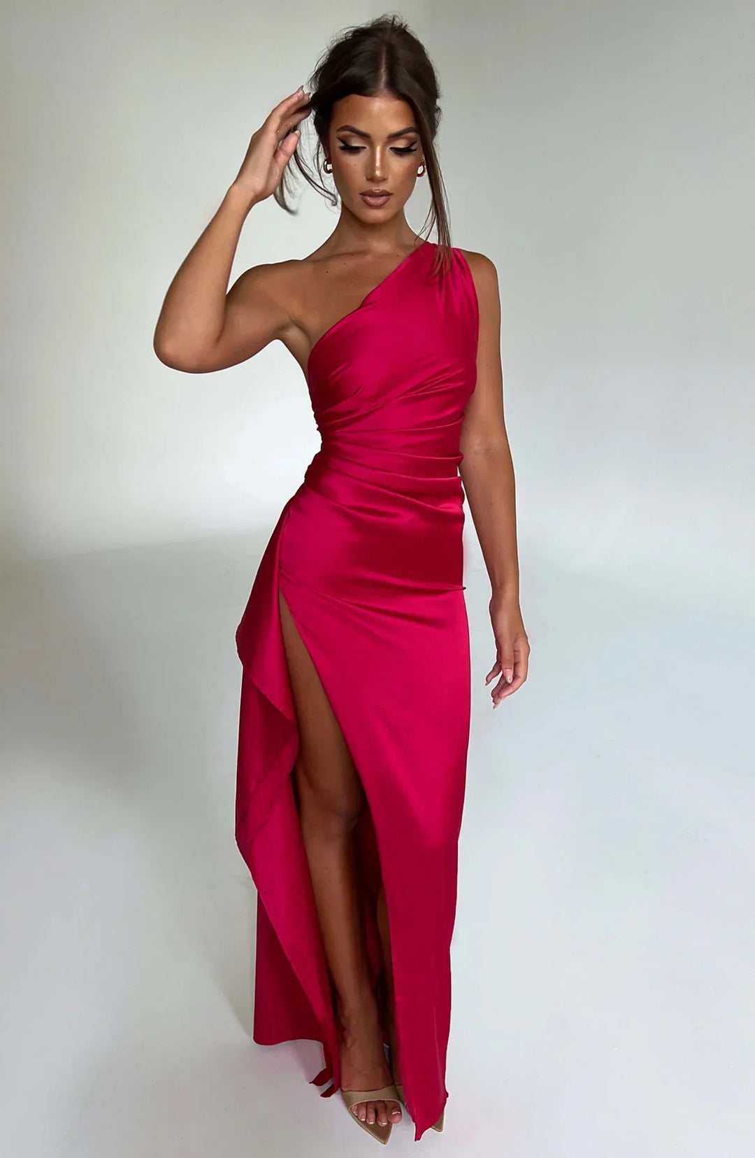 Stijlvolle avondjurk dames: één-schouder design, lange split en elegante plooien.