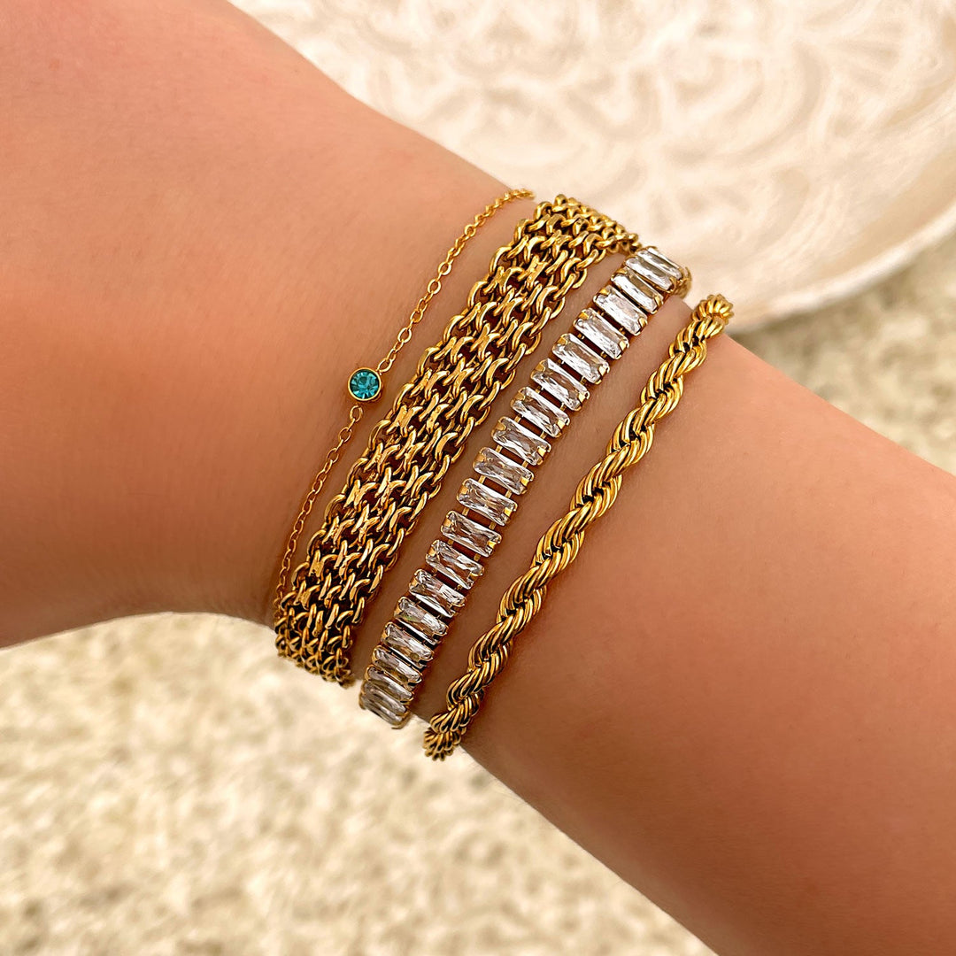 Gouden dames armband met persoonlijke ronde geboortesteen; een tijdloos en betekenisvol juweel.