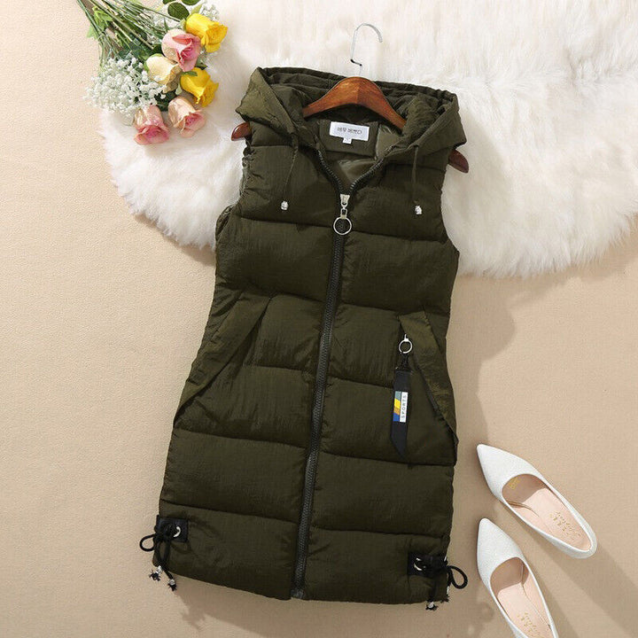 Stijlvolle dames bodywarmer met afneembare capuchon, geschikt voor herfst/winter.