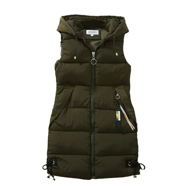 Comfortabele dames bodywarmer met afneembare capuchon, gewatteerd en warm.