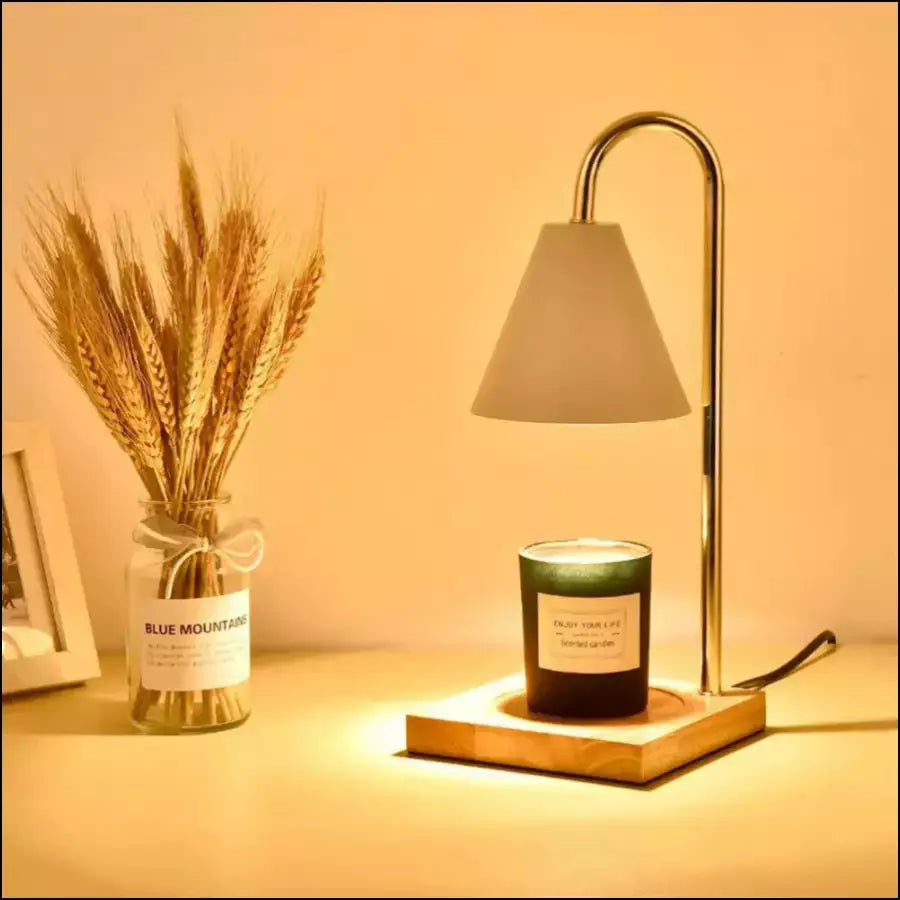 Sophia kaarsverwarmer lamp in actie, verspreidt geur vlamloos. Decoratieve en veilige aromatherapie.