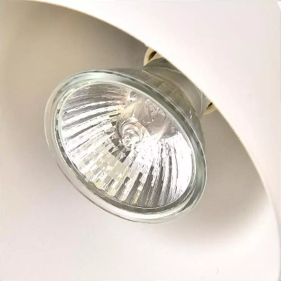 Gedetailleerd shot van de Sophia kaarsverwarmer lamp: modern, veilig en sfeervol. Interieur must-have.