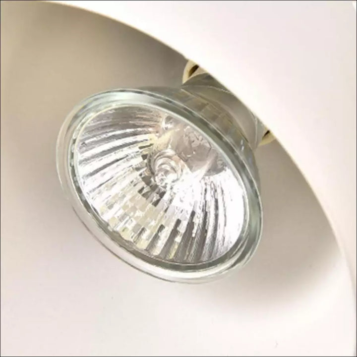Gedetailleerd shot van de Sophia kaarsverwarmer lamp: modern, veilig en sfeervol. Interieur must-have.