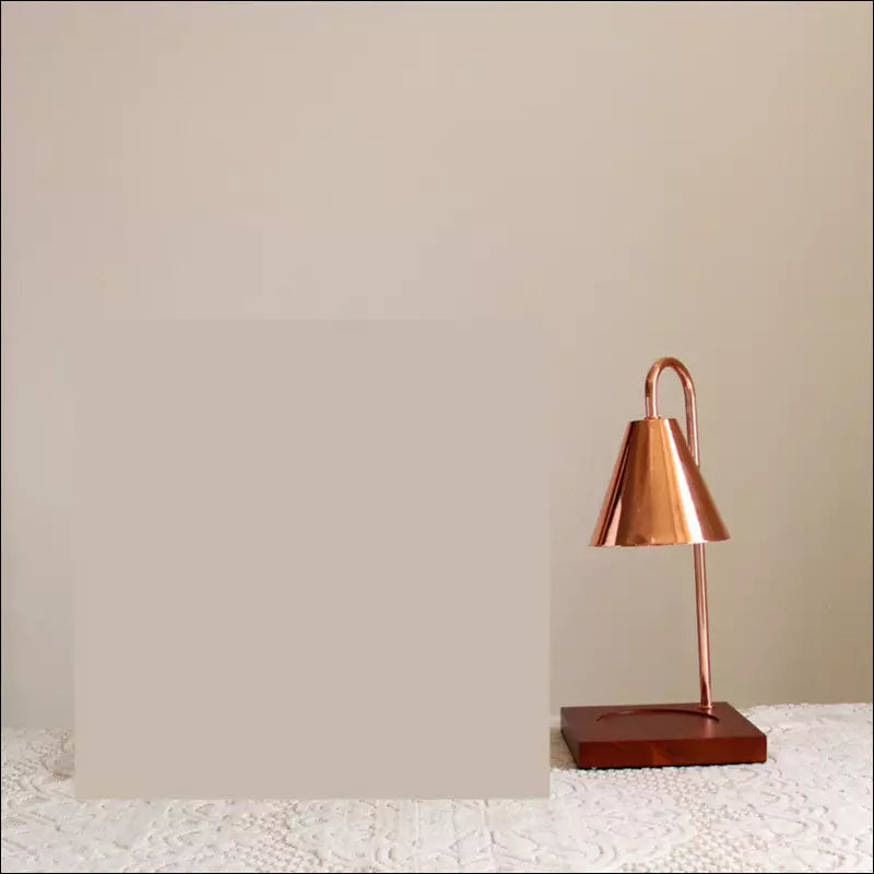 Sfeervolle woonkamer met Sophia kaarsverwarmer lamp als veilige, vlamloze geurdiffuser.