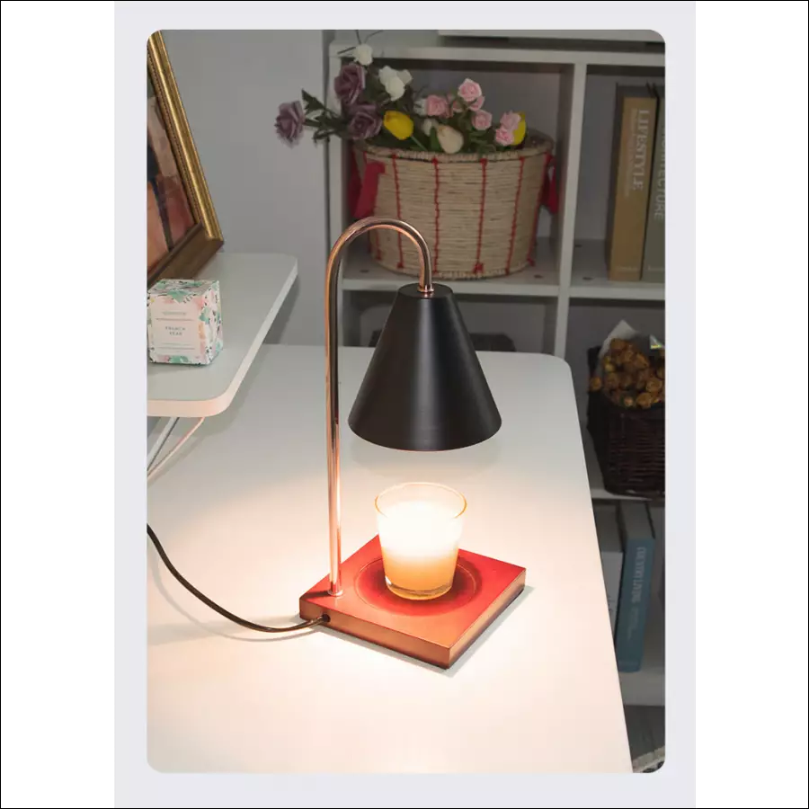 Sophia kaarsverwarmer lamp met ingeschakelde gloeilamp, zorgt voor warme sfeer en geur. Veilig en dimbaar.