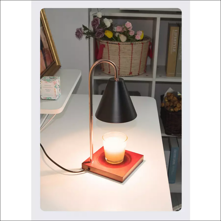 Sophia kaarsverwarmer lamp met ingeschakelde gloeilamp, zorgt voor warme sfeer en geur. Veilig en dimbaar.