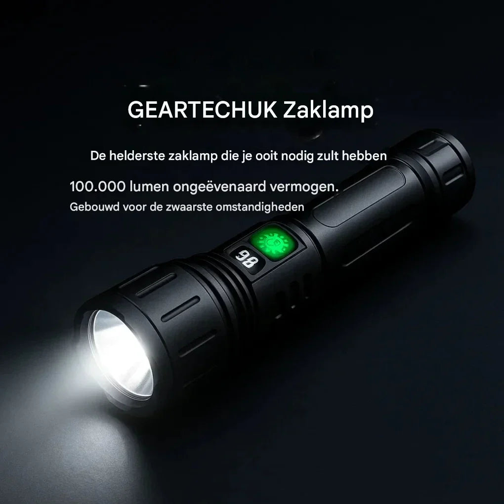 Zijaanzicht van de duurzame LED zaklamp, klaar voor tactisch of kampeergebruik.