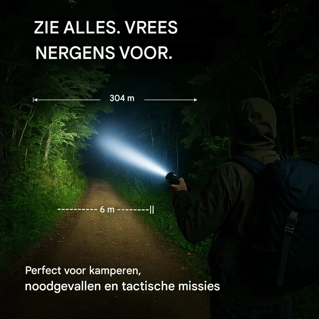 Hand houdt 100.000 lumen LED zaklamp vast, toont helderheid voor outdoor verlichting.