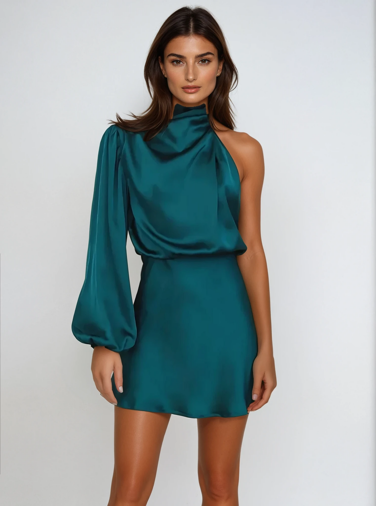 "Asymmetrische satijnen one-shoulder avondjurk met pofmouw en elegante glans, vangt licht voor stijlvolle uitstraling."